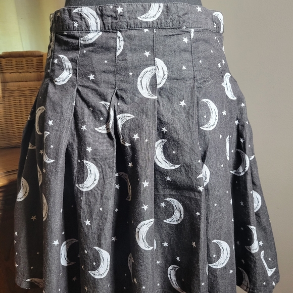 HOT TOPIC CELESTIAL MOON AND STARS PLEATED SKIRT - Picture 6 of 8